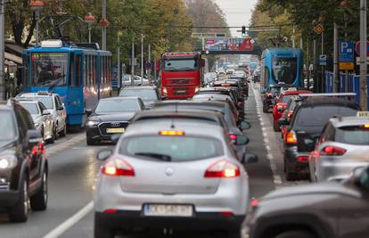 Gužve diljem Zagreba, bio je i veliki zastoj tramvaja na Savskoj: 'Nestalo je napona'