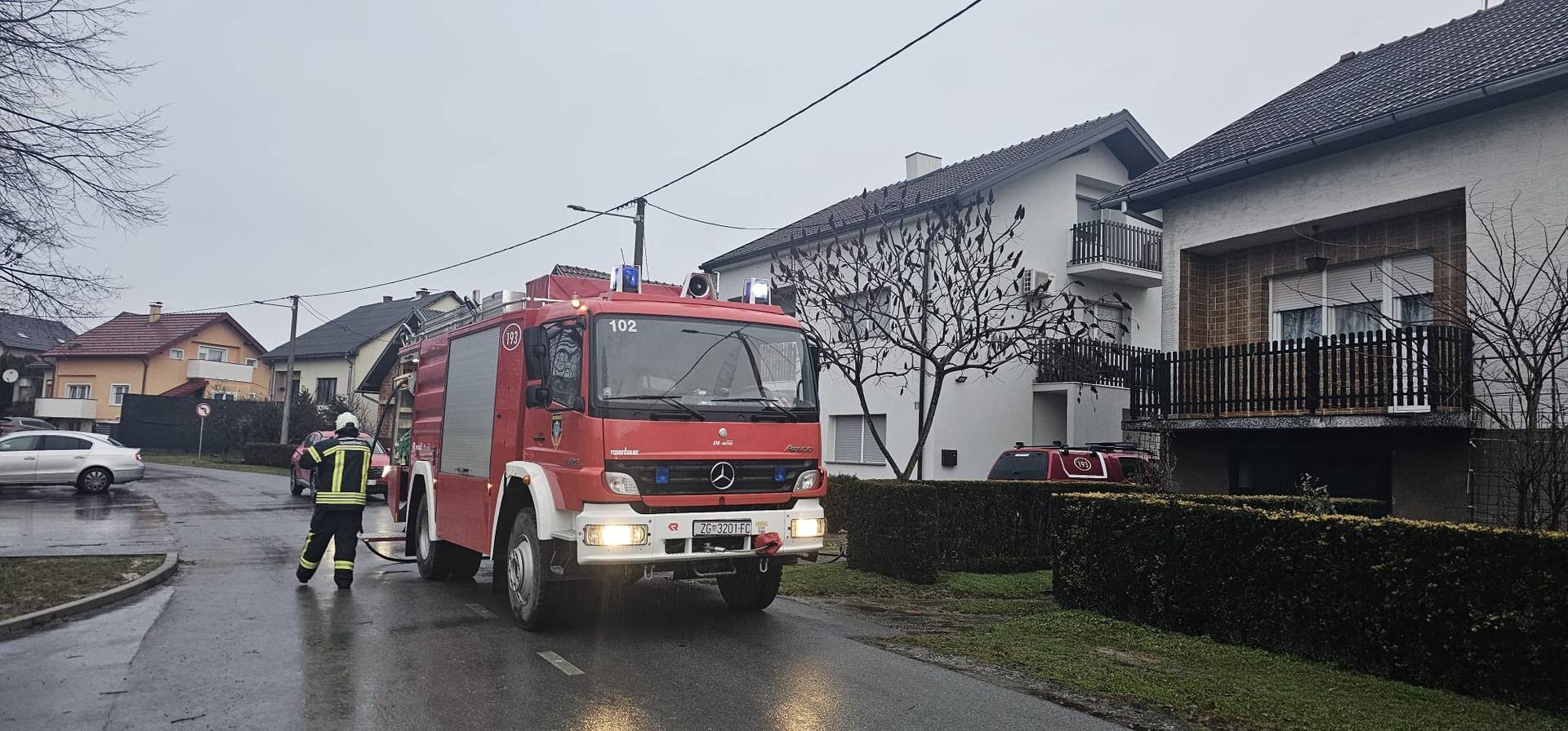 Buktinja u Garešnici: U garaži planuo auto, požar se proširio