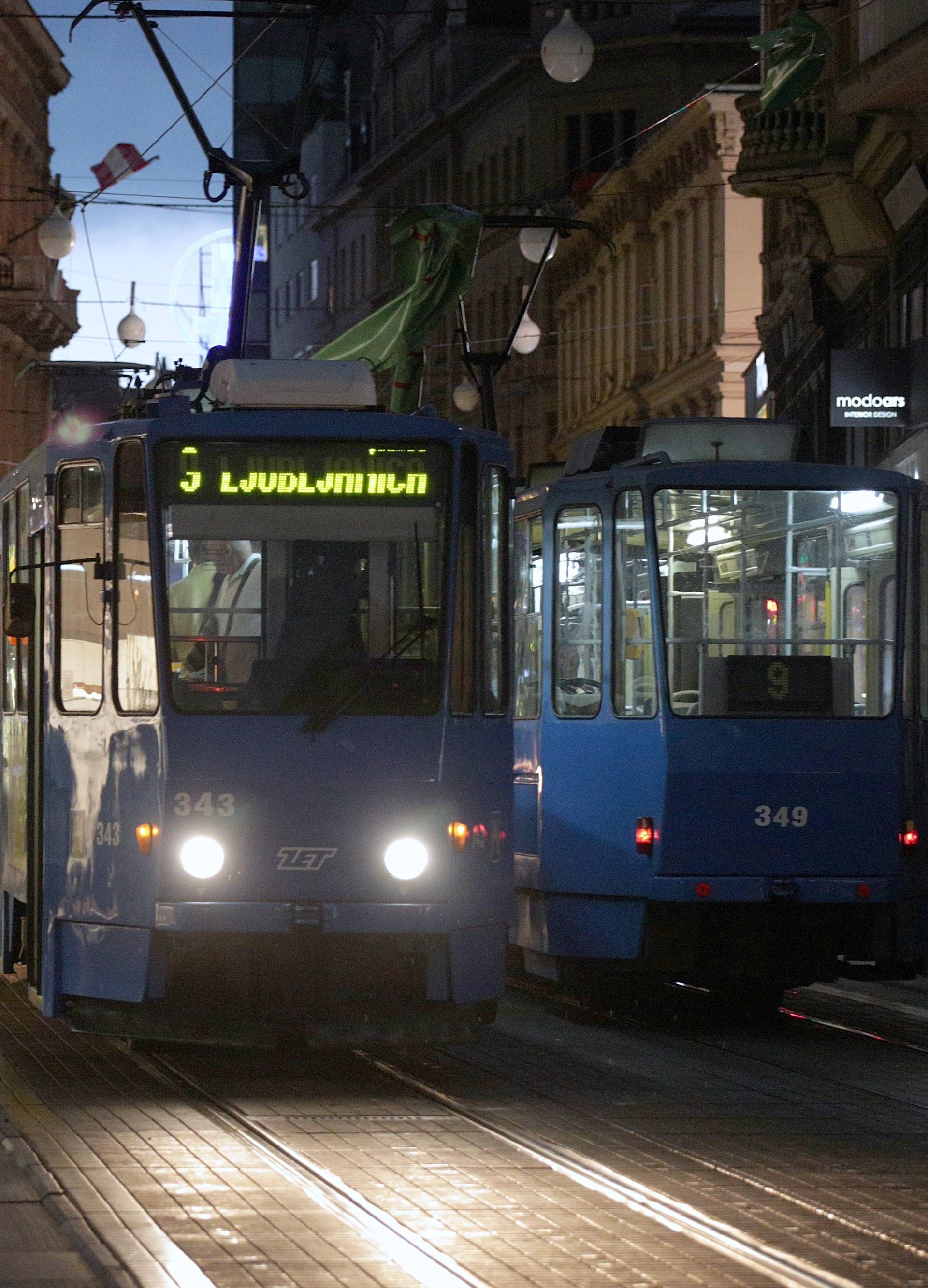 Jak vjetar čupao stabla, valovi u Selcu napola potopili brodicu