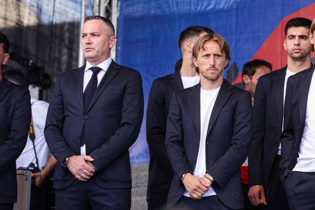 Neuruppin: Brojni navija&ccaron;i do&ccaron;ekali nogometne reprezentativce na glavnom Trgu