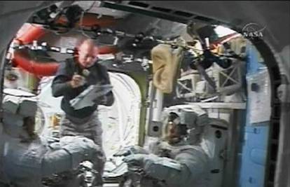 Astronauti iz Discoveryja krenuli u šetnju svemirom
