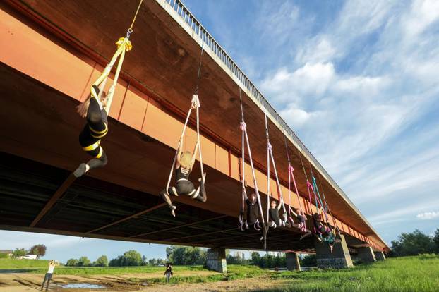 Čarobni ples na svili: Predivne siluete ispod mosta Mladosti