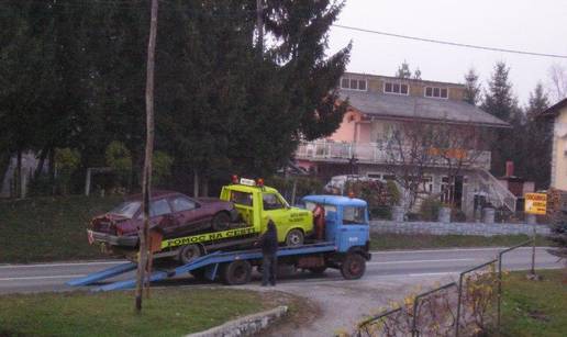 Vučna služba vozila auto, pa i sama zatrebala pomoć