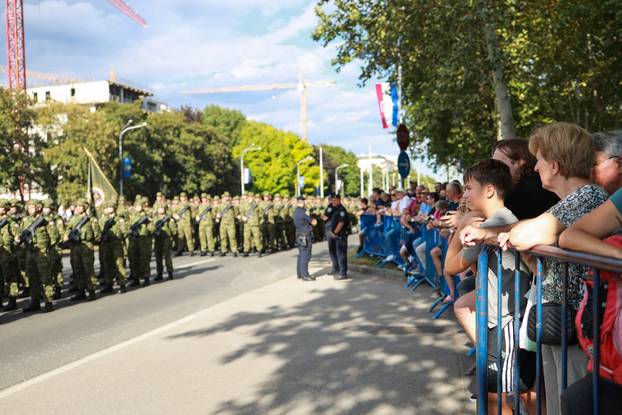 Zagreb: Građani s raznih lokacija prate vojni mimohod