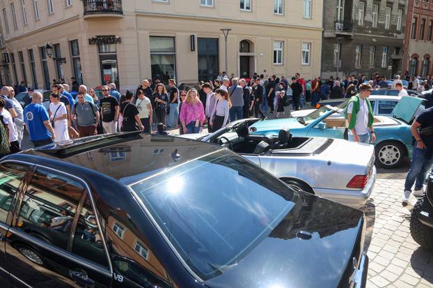 Zagreb: Na Europskom trgu održana je izložba oldtimera