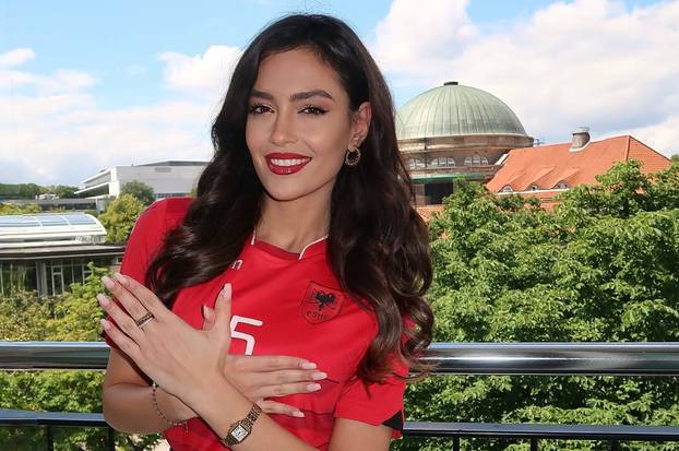 FOTO Pogledajte kako je fatalna Albanka proslavila pobjedu nad Srbijom. Neki su joj zamjerili