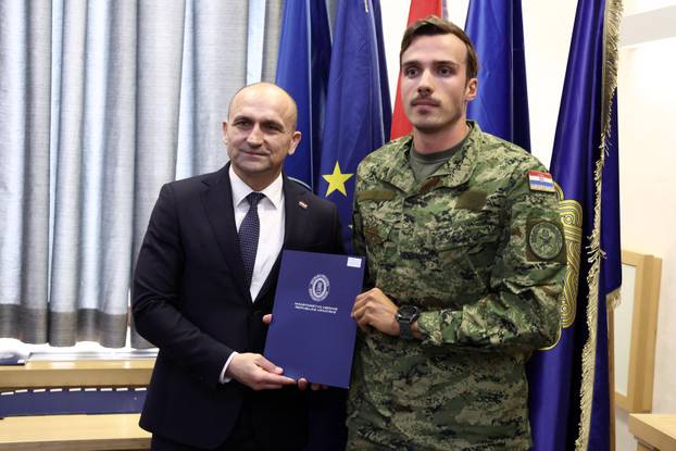 Zagreb: Ministar Anušić uručio ugovore vrhunskim sportašima i pričuvnicima Hrvatske vojske