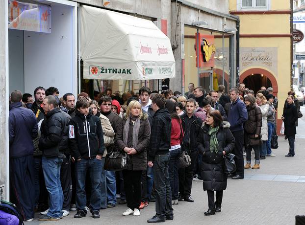 ARHIVA - 2009. Zagreb: Ljudi su satima ?ekali da kupe kartu za koncert legendarnog benda U2