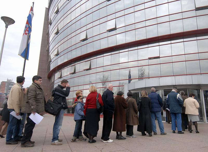 Ima redova, ali ne i gužve ispred zagrebačke Porezne