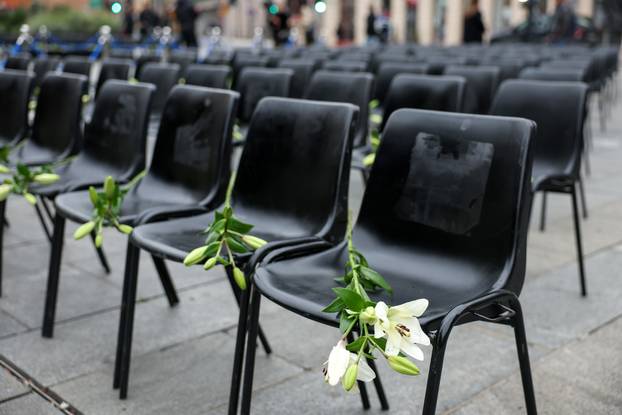 Sarajevo: Dolazak uzvanika na komemoraciju za Halida Bešlića u Narodno pozorište 