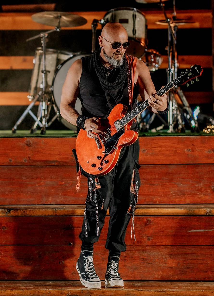 VIDEO Poslušajte 'Poljubi me', novi singl benda Izvan zakona