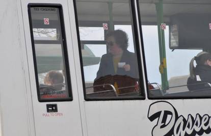 Milijunašica Susan Boyle i dalje busom ide do puba