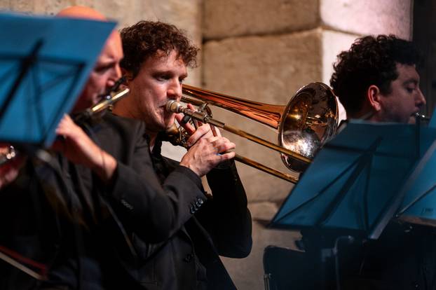 Zagreb: Tomislav Bralić i klapa Intrade proslavili 40 godina karijere u Areni Zagreb