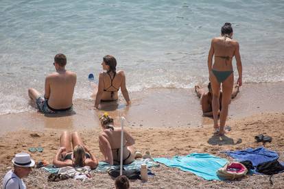 FOTO Dubrovnik se prži na 33°C! Spas od vrućine našli su u moru