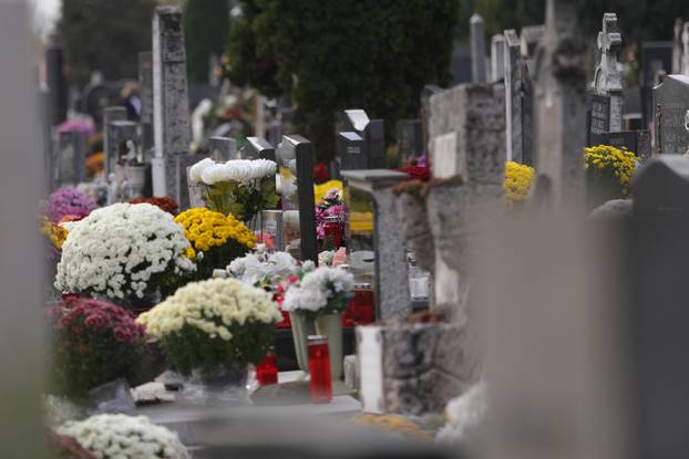 Osijek: Građani obilaze grobove najmilijih na Aninom groblju na dan Svih svetih