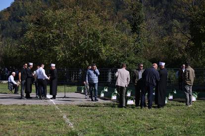 FOTO Velika tuga u Jablanici: Stotine ljudi na kolektivnoj dženazi za poginule u poplavi