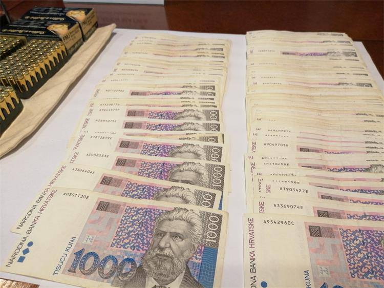 Policija kod dilera našla čak 20 pištolja, drogu i 260.000 kuna