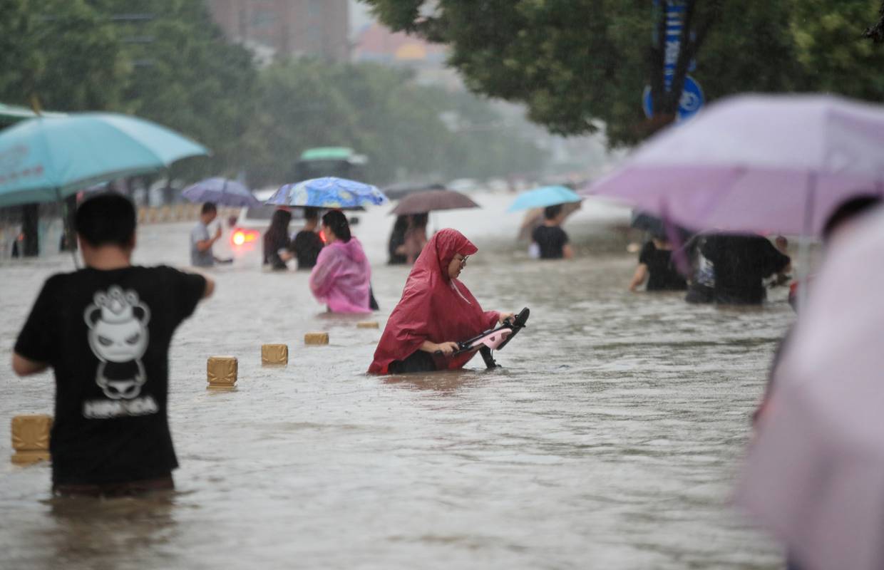 Tisuće ljudi evakuiraju iz središnje Kine, broj mrtvih u poplavama se popeo na 33