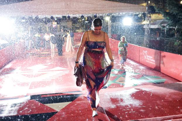 Jaka kiša nije zaustavila filmske zvijezde na crvenom tepihu Sarajevo Film Festivala