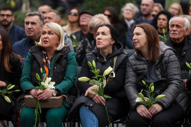 Komemoracija za Halida Bešlića u sarajevskom Narodnom pozorištu