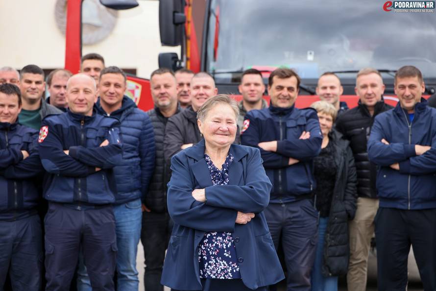 FOTO Vatrogasci iz Koprivnice u mirovinu ispratili svoju tetu Katicu: 'Radila je tu 40 godina'