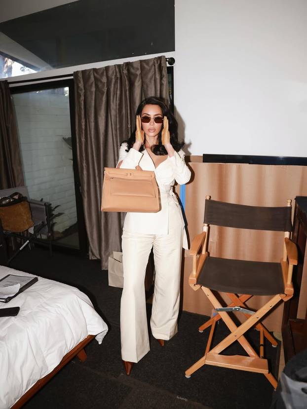 FOTO Kakva kombinacija, Kim! Poslovno sprijeda, a od iza - tanga koja viri. Pogledajte je!