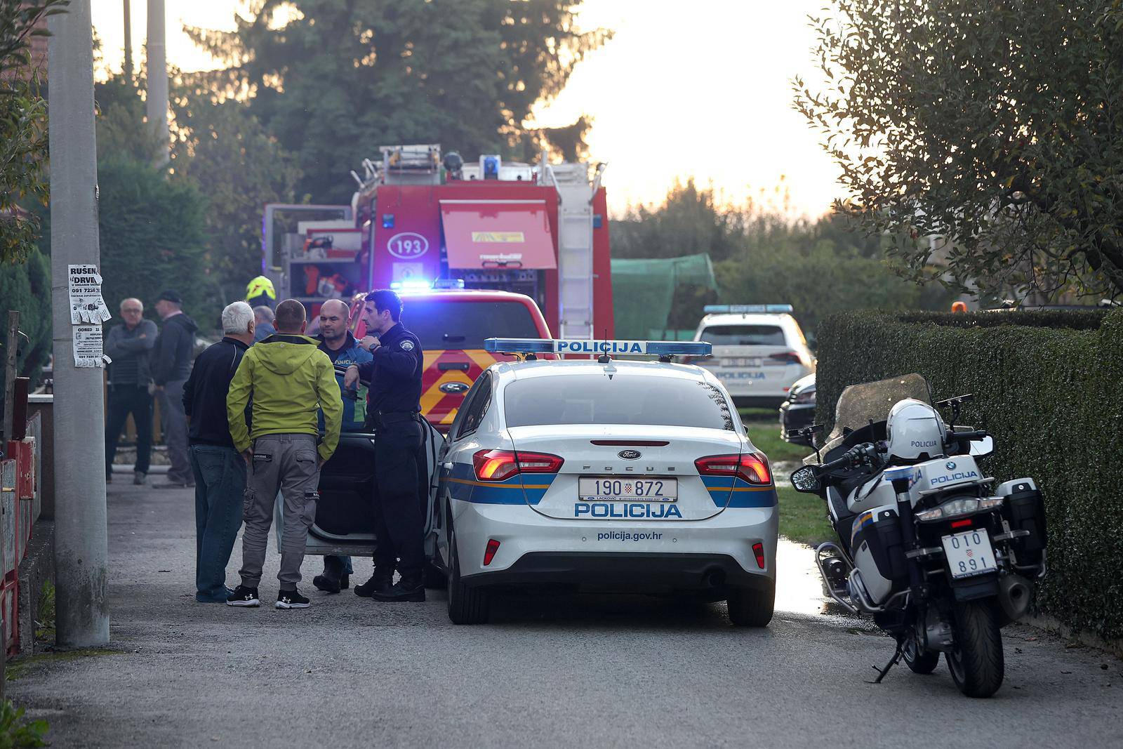 Zagreb: Vatrogasci gase požar na obiteljskoj kući u Blatu