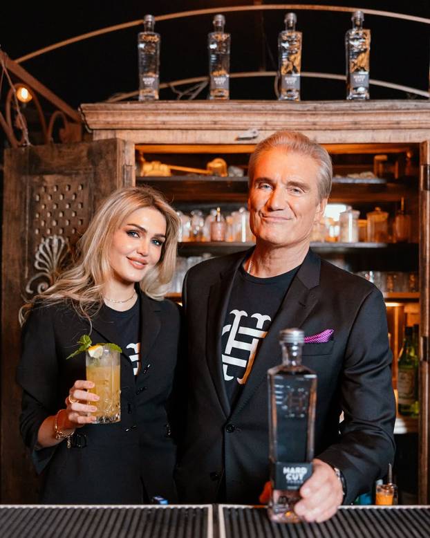 FOTO Glumac iz Rockyja oženio skoro 40 godina mlađu: Skinula se u bikini i pokazala obline...