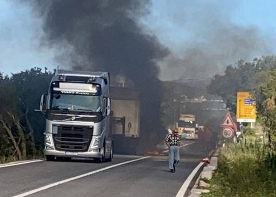 U sudaru kamiona i motocikla izbio požar, ozlijeđena žena