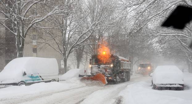 ARHIVA - Zagreb: Ralice ?iste velike koli?ine snjega na gradskim prometnicama