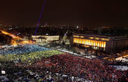Tisuće Rumunja traži ostavku u velikom prosvjedu: 'Lopovi!'