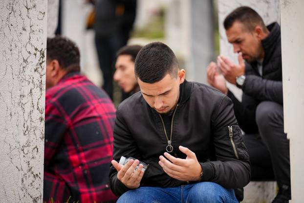 Sarajevo: Posljednji ispraćaj Halida Bešlića na gradskom groblju Bare