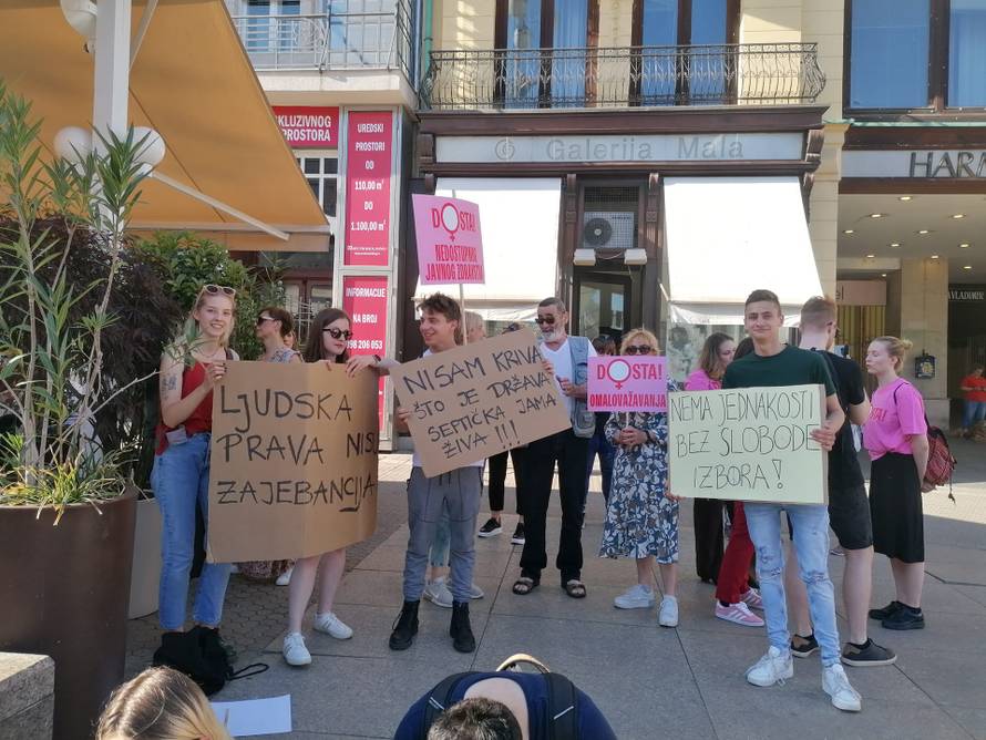 Gotov prosvjed: Građani diljem Hrvatske pružili podršku Mireli