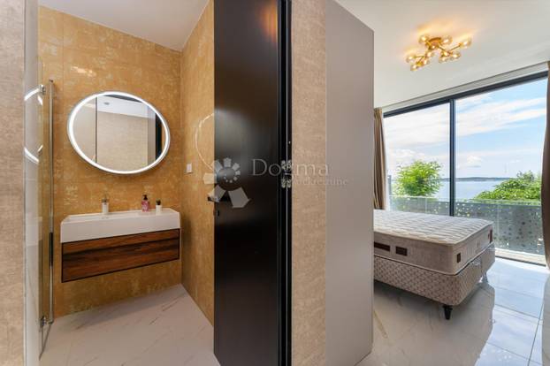 FOTO Pogledajte James Bond vilu u Ražancu! Prodaje se, a oglas je teško prepričati...