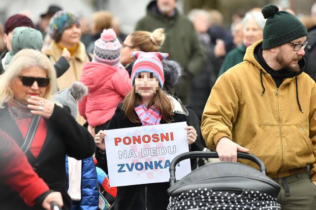 Građani na Trgu Republike u znak podrške kirurzima: 'I naš tata je dao otkaz zbog mobinga'