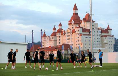 Kiša preselila trening Vatrenih na prekrasan manji travnjak...