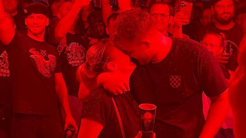 Zaručili se na Thompsonovom koncertu u Vukovaru: Rekla je 'da' i ponosno pokazala prsten