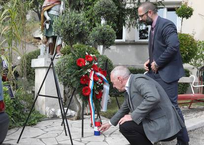 Šibenik: Povodom blagdana svetog Florijana ispred vatrogasnog doma položeni vijenci i svijeće za sve stradale vatrogasce 