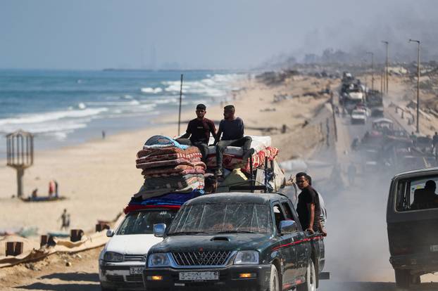Displaced Palestinians move southward after Israeli forces ordered residents of Gaza City to evacuate to the south