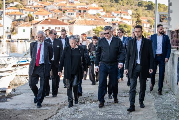 Drvenik Veli: Predsjednik Zoran Milanović položio je vjenac na spomen obilježju “Majka Domovina”