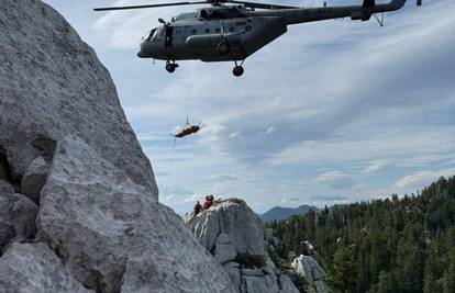 Helikopter HRZ-a spasio teško ozlijeđenu ženu na Samarskim stijenama. Prevezli je u Rijeku