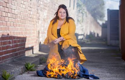 Bivšem javno spalila odijelo od 1300 kn: 'Prevario me s mojom sestrom kada nam je sin umro'