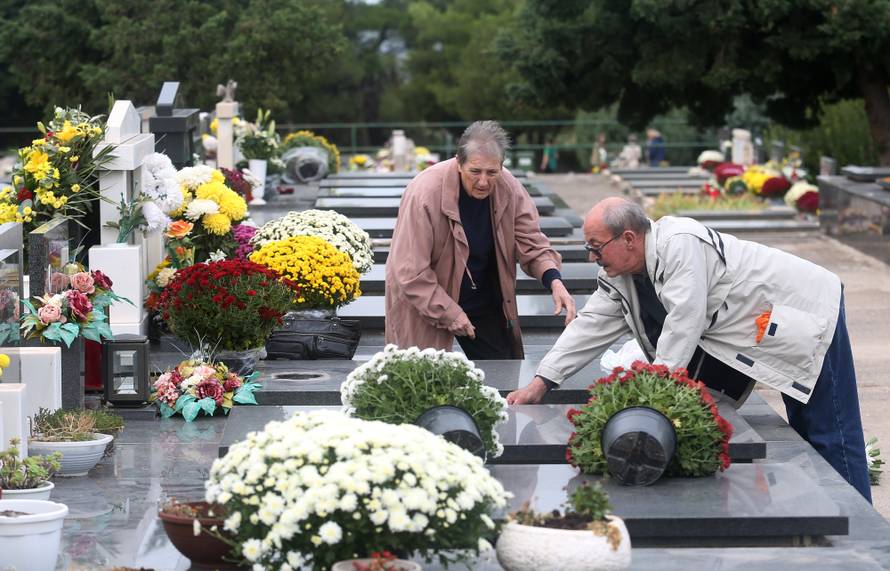 Å ibenik: Gradjani obilaze grobove svojih najmilijih na blagdan Svih svetih
