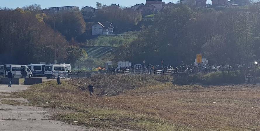 Migranti ih gađali kamenjem: Lakše ozlijeđena dva policajca