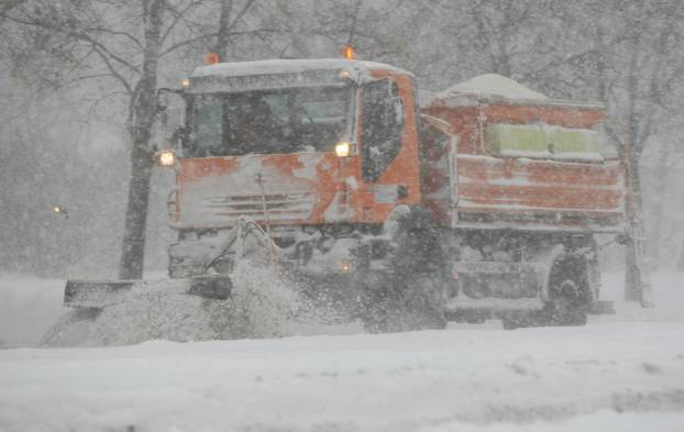 ARHIVA - Zagreb: Ralice ?iste velike koli?ine snjega na gradskim prometnicama