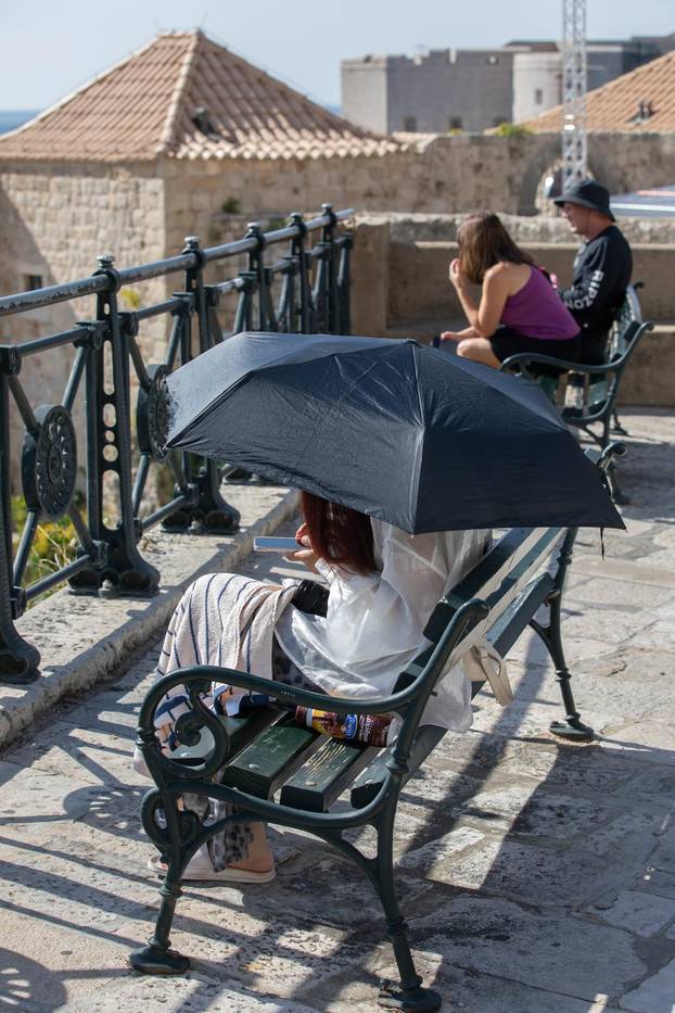 Dubrovnik: Lijepo i toplo vrijeme još uvijek grije turiste na jugu Hrvatske