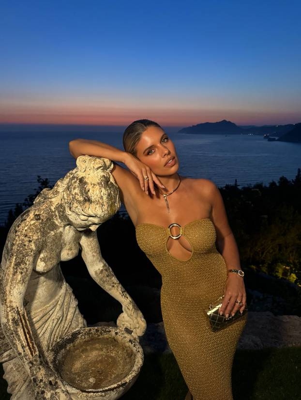 FOTO Nije mogla naći dovoljno dobar bikini za svoje savršeno tijelo pa ih sada dizajnira sama