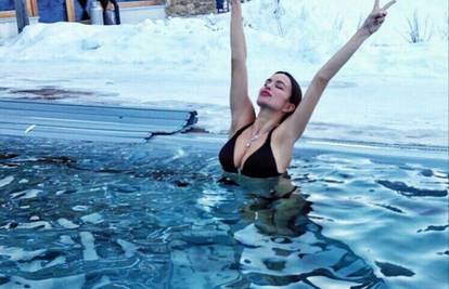 Seve se ne boji zime, kupa se u bazenu okružena snijegom