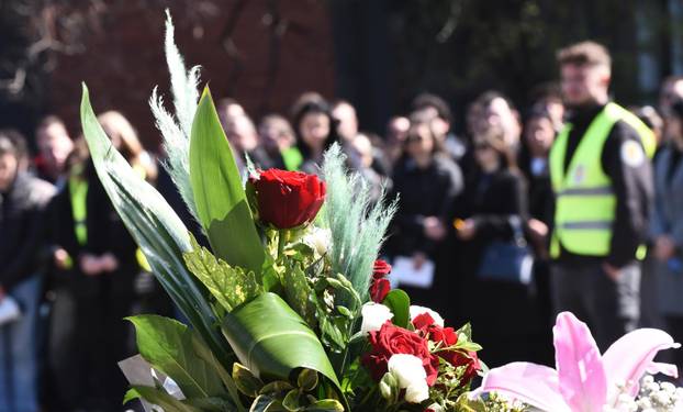Skopje: Građani ispred Tehnološkog fakulteta upalili svijeće za sve poginule u požaru