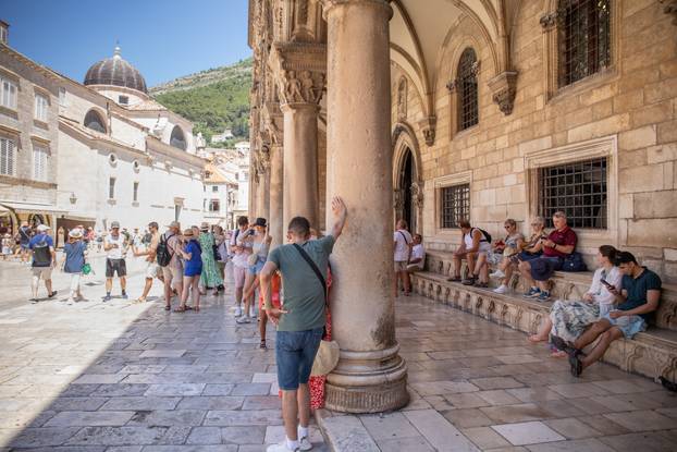 Dubrovnik: Posjetitelji obilaze centar grada tijekom velikih vrućina